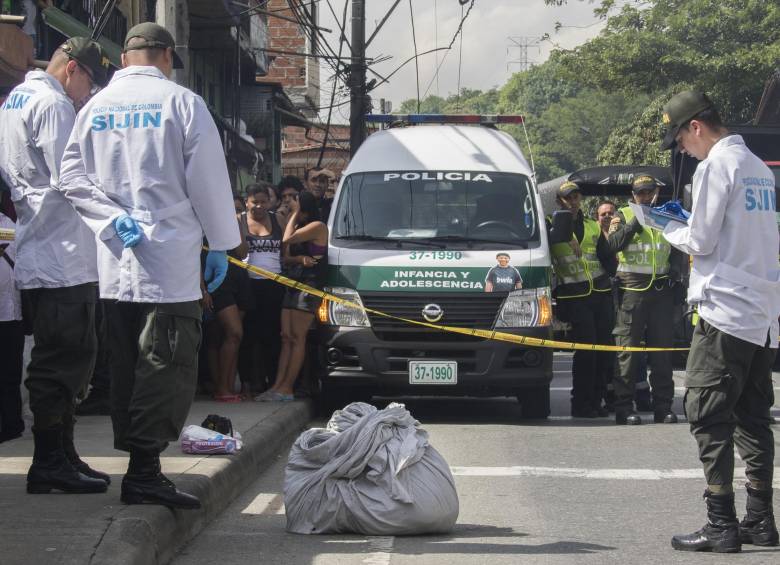 En el barrio La Paralela, el pasado lunes, fue abandonado un cuerpo sin vida cubierto con sábanas. FOTO RÓBINSON SÁENZ.