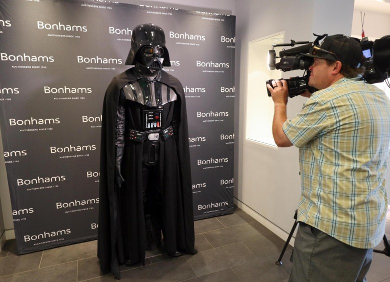 Este traje de Darth Vader saldrá a subasta en Los Ángeles. FOTO EFE