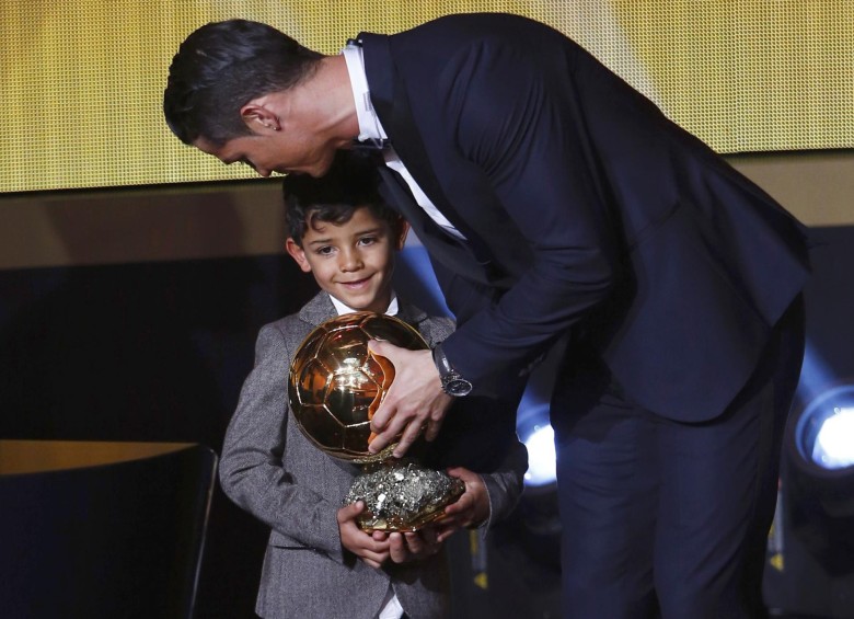 Cristiano y su hijo Cristiano Ronaldo Jr. en la gala Balón de Oro. FOTO REUTERS