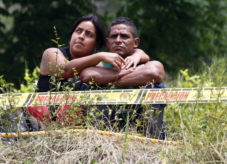 En medio de la angustia, los familiares esperan noticias sobre los cuerpos de sus seres queridos.