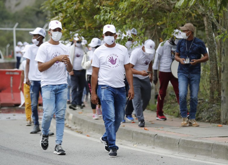 Exguerrilleros de las Farc caminan por las calles de Quetame rumbo a Bogotá. Foto: EFE
