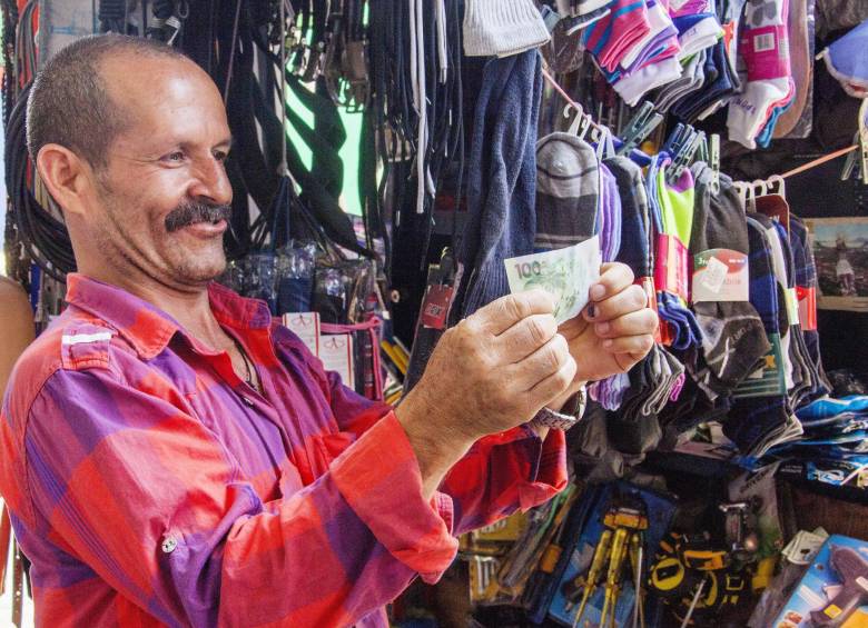 A muchos los sorprende el billete de 100 mil y, sin embargo, intentan cambiarlo para no quedarse sin la venta. Otros, aunque quisieran, no tienen cómo devolver. FOTO Mario Valencia