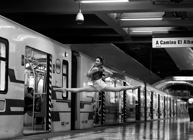 La chilena Maripaz Morales toma fotografías de bailarinas con la ayuda de su esposo. La imagen es de una bailarina de la Academia de Chile en el metro de la capital Santiago. 
