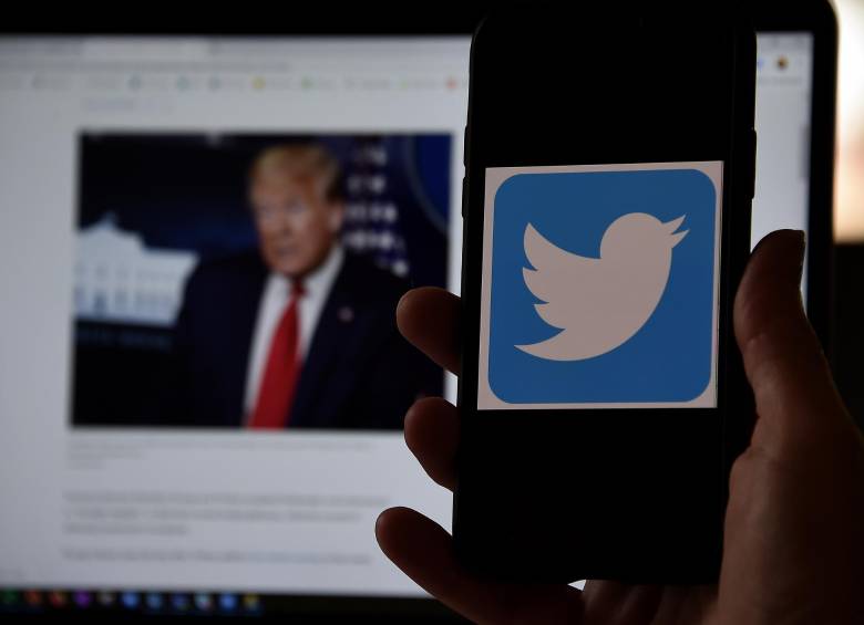 El presidente estadounidense, Donald Trump, firmó el jueves un decreto con el objetivo de limitar la libertad que gozan las redes sociales para decidir sobre sus contenidos. FOTO AFP