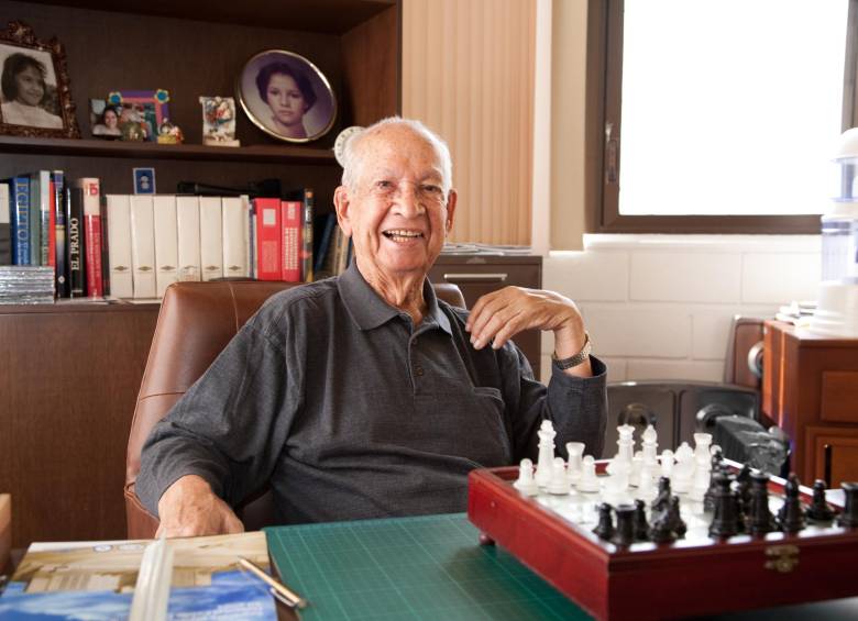 Por consejo de un carpintero José María Acevedo adoptó el gusto por el ajedrez, juego que, dice, enseña a pensar. FOTO Cortesía Haceb