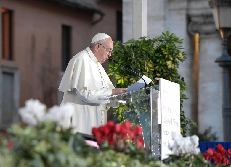 El papa Francisco aseguró, en un documental, que las parejas homosexuales deben ser protegidas por leyes civiles. FOTO AFP