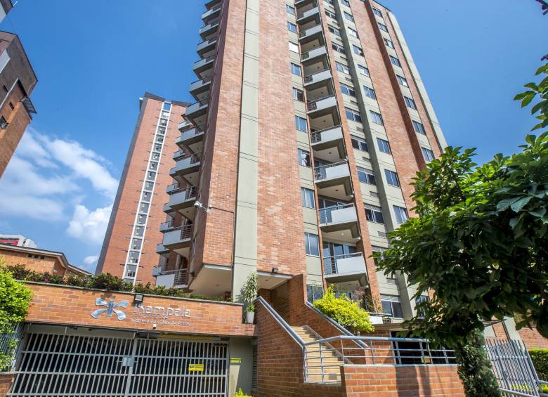En la fachada se ven algunos desprendimientos puntuales. Los vecinos aseguran que varios de los apartamentos y las losas de los parqueaderos tienen agrietamientos. FOTO Juan Antonio sánchez