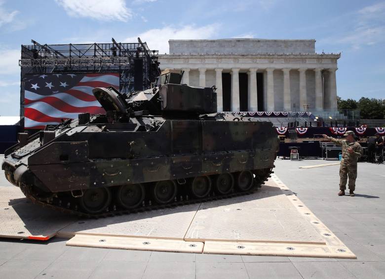 Uno de los dos vehículos de combate Bradley frente al Memorial Lincoln. Los tanques fueron pintados de camuflado para el evento del Día de la Independencia. FOTO afp