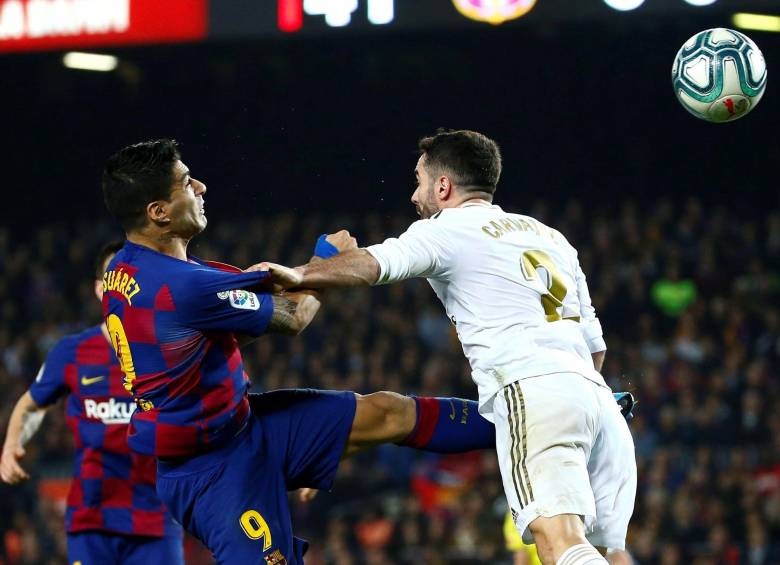 Mucha fuerza y lucha en la cancha, pero pocas ideas para inclinar el marcador hacia uno de los dos bandos. FOTO efe