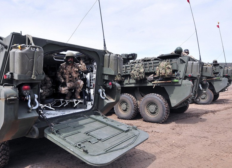 El Ministerio de Defensa y el Ejército de Colombia presentaron hoy 32 nuevos vehículos blindados ligeros comprados a Canadá. FOTO REUTERS