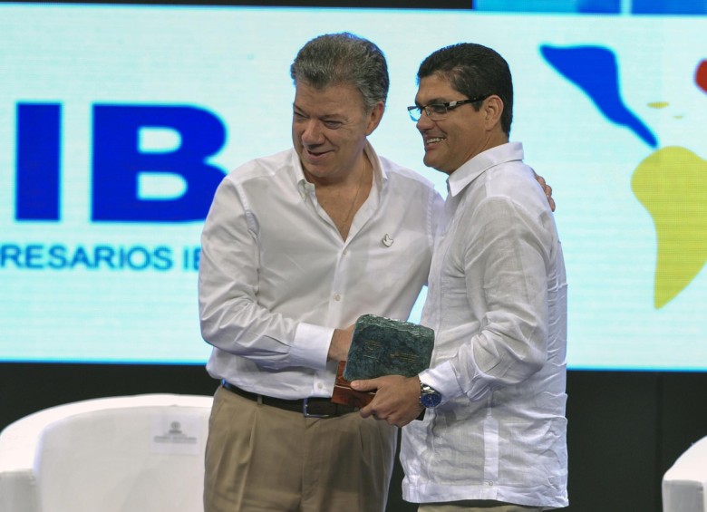 El presidente Juan Manuel Santos entregó el premio al presidente de Coomeva, Alfredo Arana Velasco. FOTO Cortesía Coomeva.