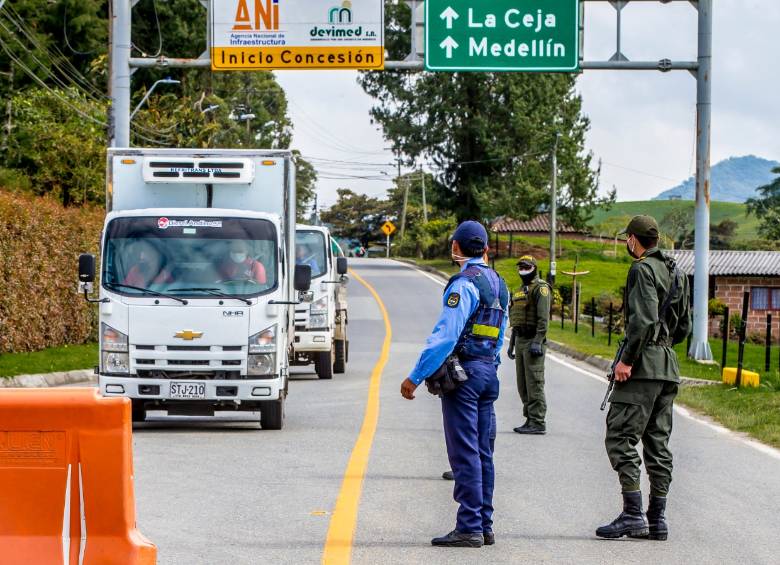Las autoridades desplegaron su fuerza en las vías del departamento con 22 puestos de control sanitario para comprobar que aquellos que transitan tengan las respectiva autorización, según lo han definido las alcaldías. Foto: Juan Antonio Sánchez.
