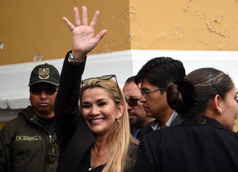 La presidenta encargada de Bolivia Jeanine Áñez tiene 52 años. Con su ascenso al Ejecutivo tiene la misión de liderar un gobierno de transición de cara al 22 de enero de 2020, cuando vence su periodo como legisladora y, por ende, como mandataria. FOTO AFP