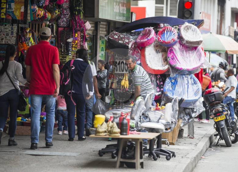 Una de las barreras para la libre movilización de las personas con discapacidad es la ocupación del espacio público, en especial en el Centro de la ciudad. FOTO Julio César Herrera
