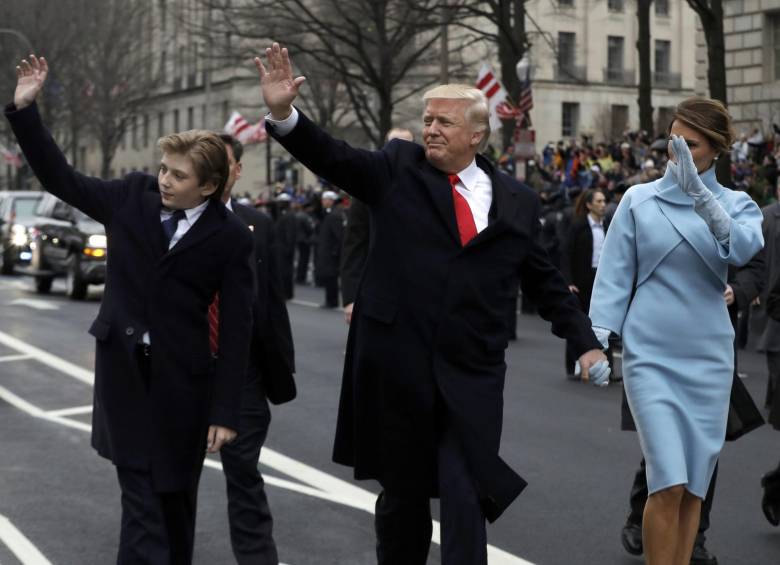 Los Trump caminan frente a su hotel en Washington. FOTO Reuters