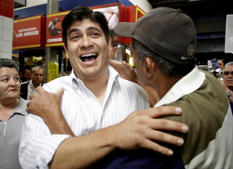 Carlos Alvarado es le presidente 48 de Costa Rica. Su triunfo lo celebró con sus electores en calles y en su sede. FOTO reuters