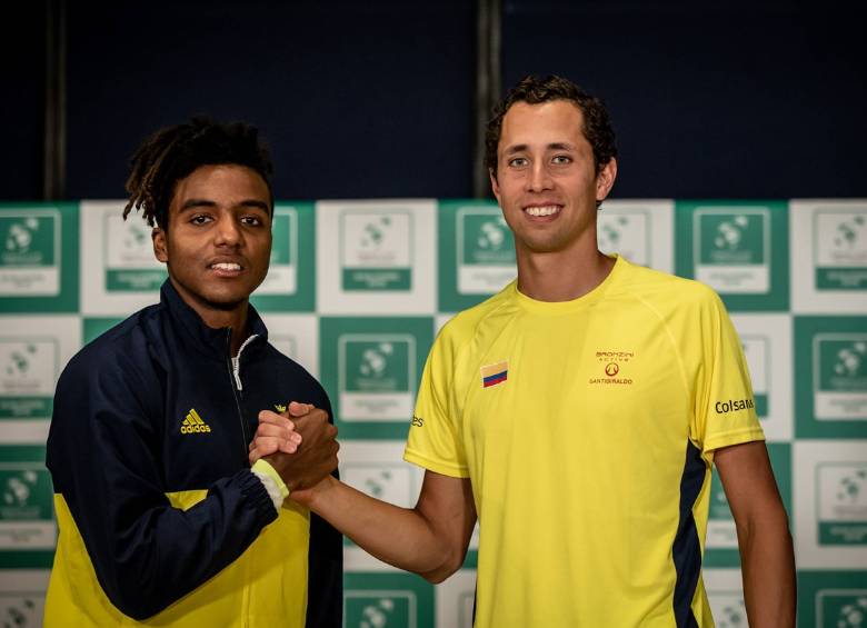 Elias Ymer y Daniel Galán, raquetas número uno de Suecia y Colombia ayer en el sorteo de la confrontación de la Copa Davis. FOTO Cortesía sergio Llamera/Copa Davis