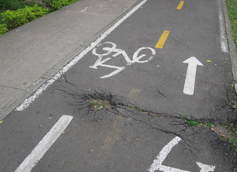 Desniveles y huecos, otro problema bastante frecuente en las ciclorrutas, pero que con atención son bien sorteados. FOTO DANIEL PALACIO