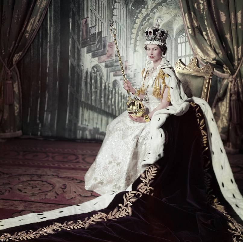 La reina posa durante su coronación en 1953. FOTO Archivo