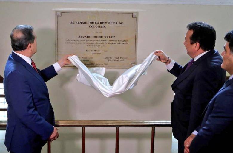 Placa en honor a Álvaro Uribe en el Senado. FOTO: Tomada de @Juan_EspinalR