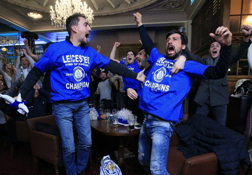 Los hinchas se reunieron en diferentes pub de Londres. FOTO AP