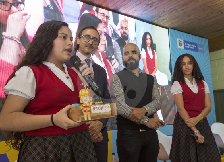 Estudiantes de la Institución Educativa Yermo y Parres de Belén presentan el sistema de detección de alertas tempranas que construyeron con en el procesador micro:bit. FOTO Edwin Bustamante