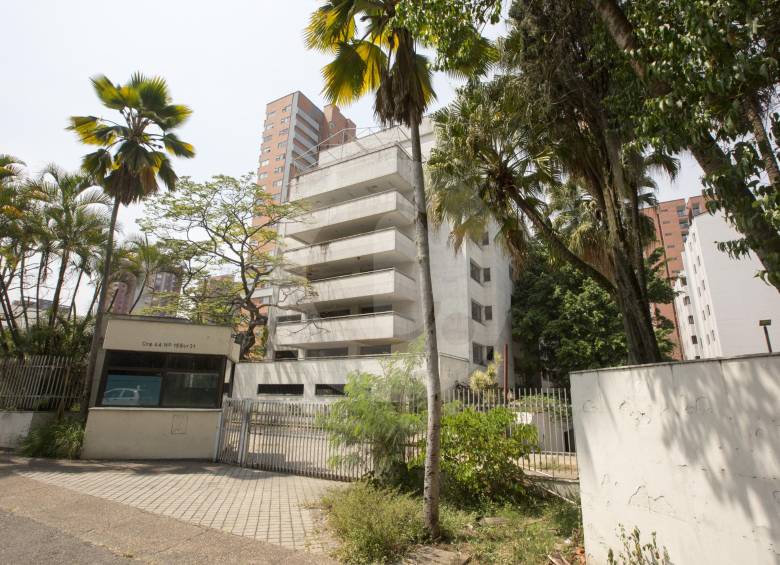 El edificio de 8 plantas, hoy en precarias condiciones, está ubicado en el sitio de mayor costo de la tierra en Medellín, la llamada Milla de Oro, en la comuna de El Poblado. FOTO Edwin Bustamante
