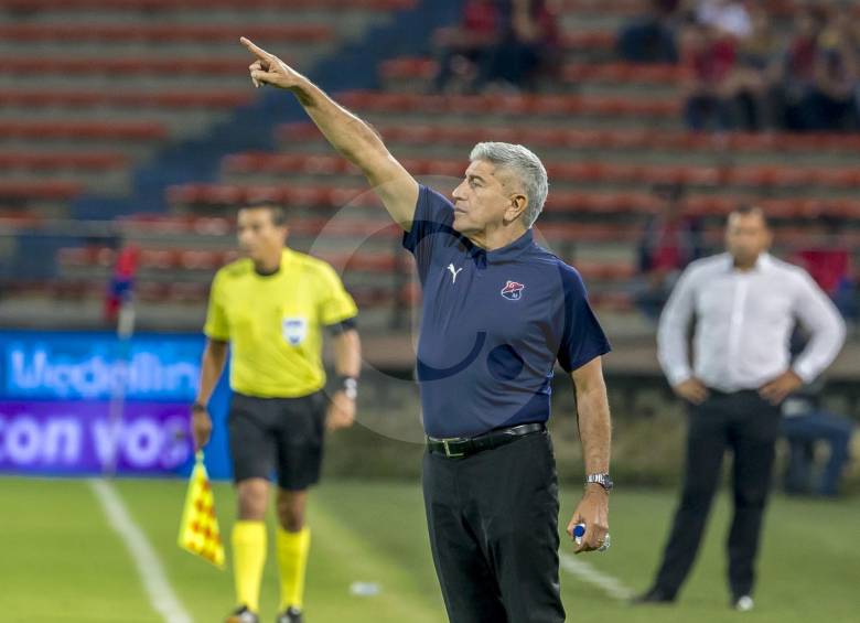 Zambrano afronta su segunda crisis en 8 meses en la dirección del Medellín. ¿Saldrá bien librado de esta? FOTO juan a. sánchez