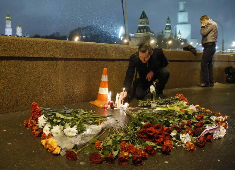 Un hombre coloca una vela encendida en el lugar donde cayó asesinado Boris Nemtsov cerca del Kremlin, en el centro de Moscú. Nemtsov, líder de la oposición y ex viceprimer ministro, era el más abierto crítico del presidente Vladimir Putin. FOTO REUTERS