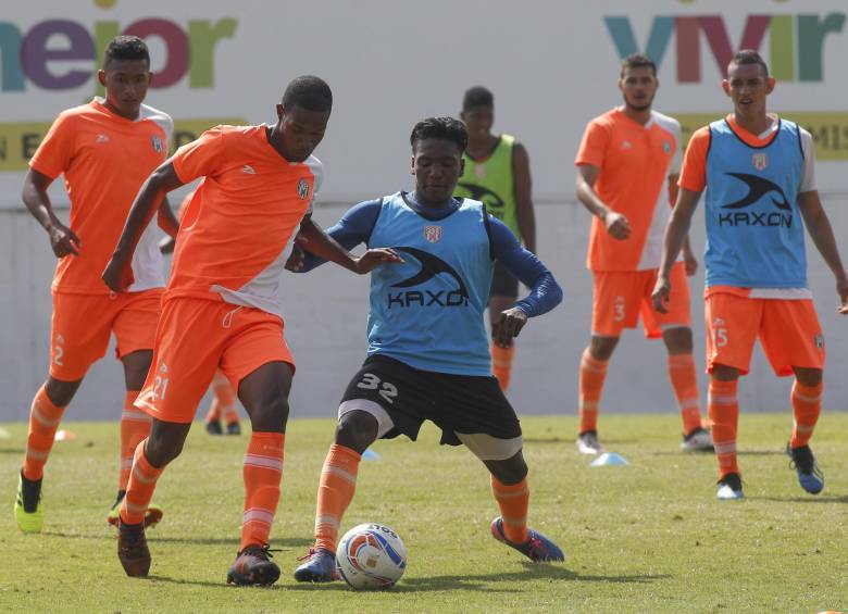 Trabajos de definición es en lo que más ha insistido el técnico Rubén Darío Bedoya con los naranjas. FOTO manuel saldarriaga 