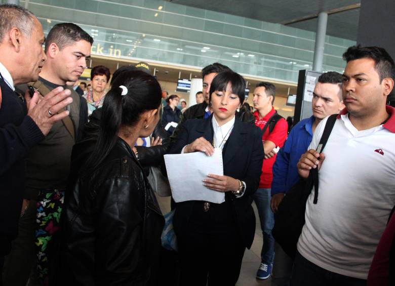 Lentamente se solucionó la crisis que por varias horas se vivió en una de las pistas del aeropuerto ElDorado de Bogotá. FOTO COLPRENSA