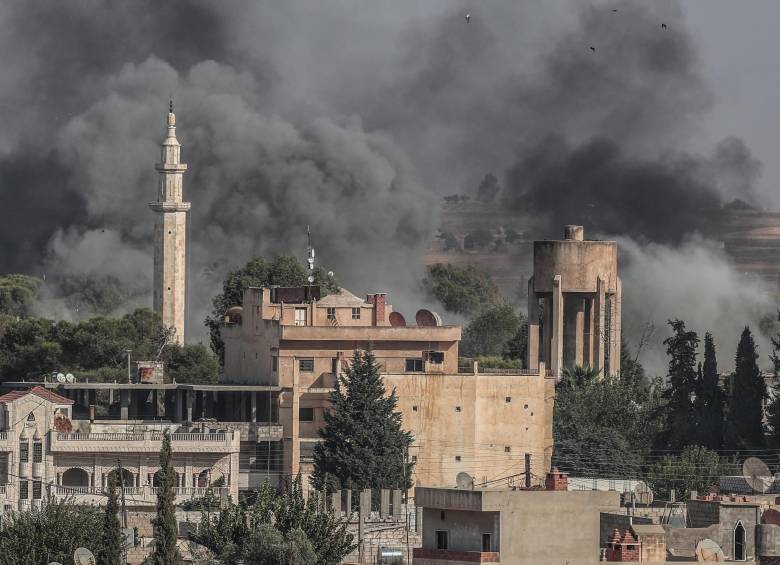 Foto tomada desde el territorio turco de los daños en la ciudad siria de Ras al-Ein debido a la ofensiva turca contra las milicias kurdas emprendida esta semana por el gobierno de Erdogan. FOTO efe