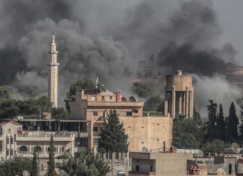 Bombardeos turcos sobre territorio sirio. 60.000 personas han huido de sus hogares por miedo a las operaciones contra las milicias kurdas. FOTO: EFE