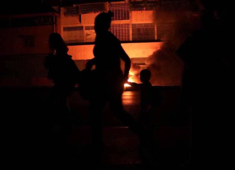 En la noche del jueves, las calles de Caracas lucieron más solitarias de lo habitual, en medio de la oscuridad. FOTO EFE.