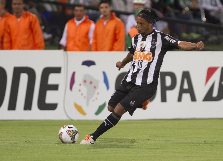 Ronaldinho seguirá mostrando su talento en el fútbol mexicano. FOTO ESTEBAN VANEGAS