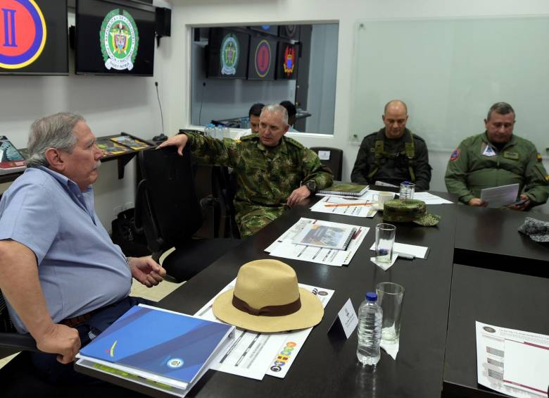 El ministro de Defensa, Guillermo Botero, reunido con altos mandos de las Fuerzas Militares. Foto Colprensa