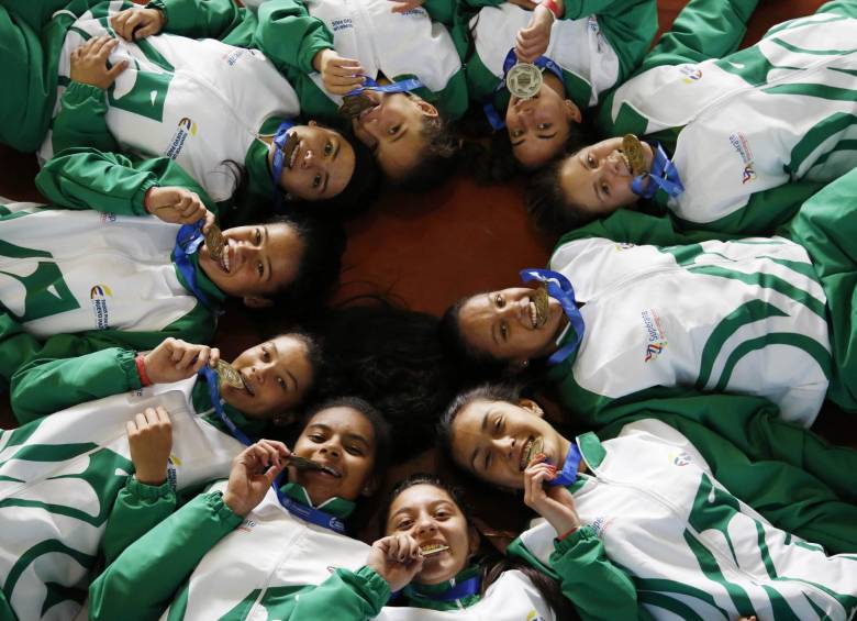 Las niñas del colegio Coredi de Antioquia también fueron campeonas en voleibol. 