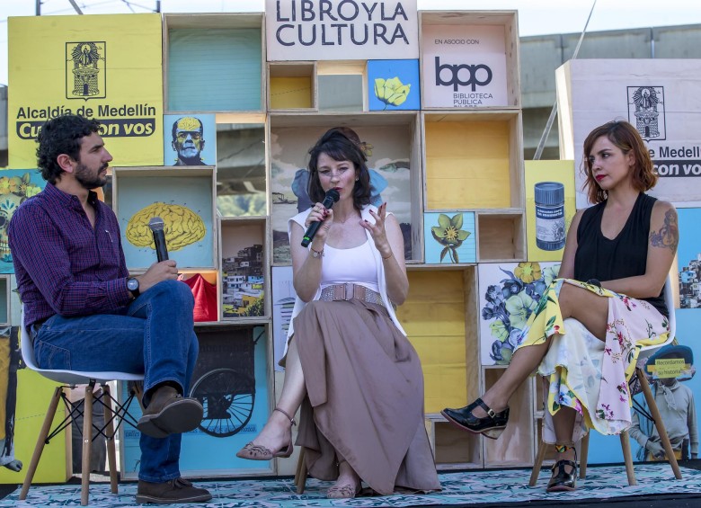 Diego Aristizábal, director de los Eventos del Libro; Lina Botero, secretaria de Cultura de Medellín, y Yesica Prado, coordinadora de programación de la Fiesta del Libro y la Cultura. Foto: Juan Antonio Sánchez.