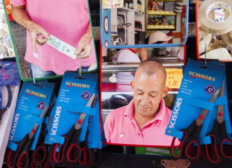 A muchos los sorprende el billete de 100 mil y, sin embargo, intentan cambiarlo para no quedarse sin la venta. Otros, aunque quisieran, no tienen cómo devolver. FOTO mario valencia