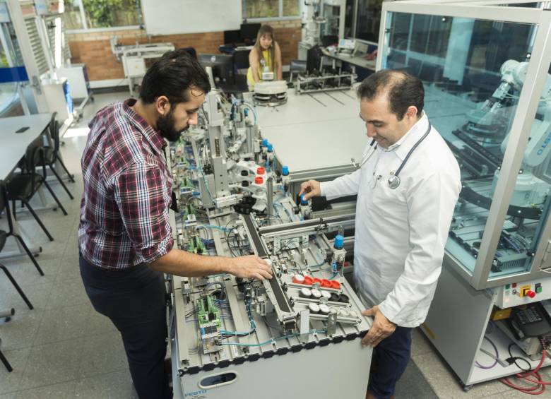 El médico Alejandro Vargas (de bata blanca) inició en 2014 investigaciones y trabajos para dar a luz sus inventos. FOTO Camilo Suárez