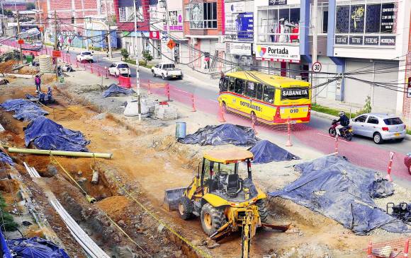 Vecinos y comerciantes de la obra de Metroplús Envigado esperan que este proyecto finalice pronto pues, hasta la fecha, van más de cinco meses de retraso debido a problemas con los contratistas. FOTO MANUEL SALDARRIAGA