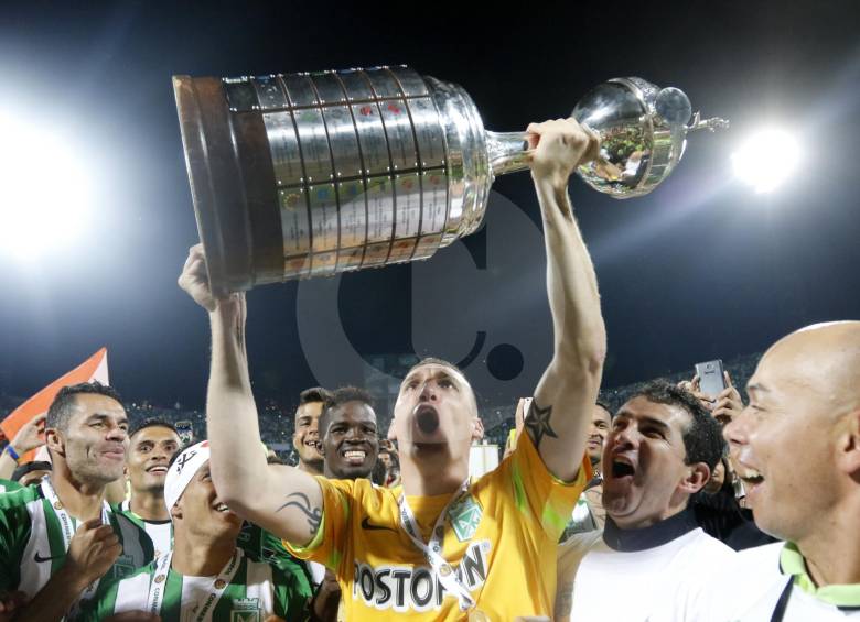 El arquero Franco Armani, gran figura de Nacional en la Copa, celebra el título en el Atanasio Girardot. FOTO jaime pérez