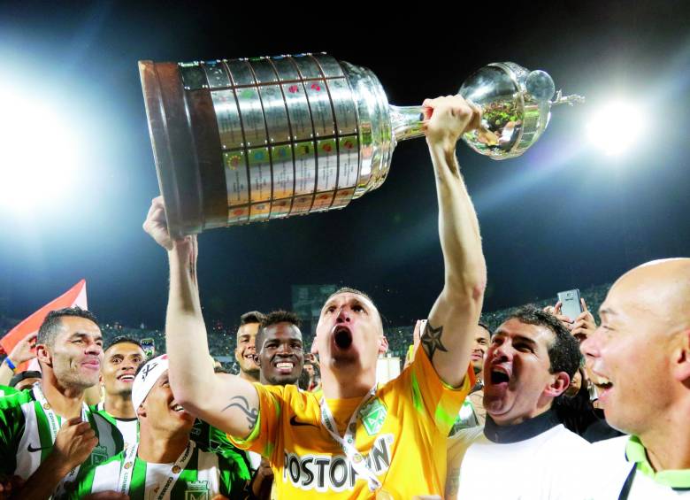 El arquero Franco Armani, gran figura de Nacional en la Copa, celebra el título en el Atanasio Girardot. FOTO jaime pérez