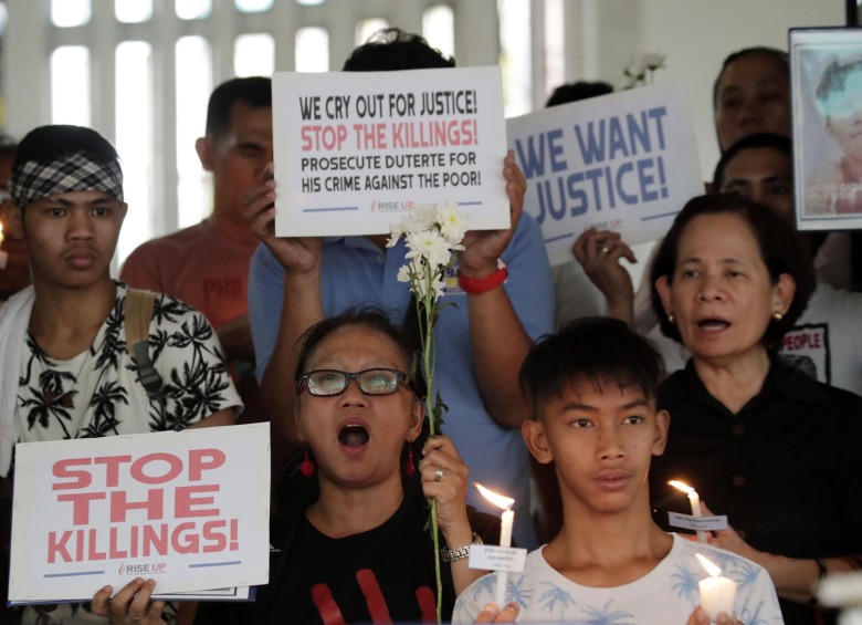 Víctimas de asesinatos en la lucha contra el narcotráfico en la ciudad de Manila, Filipinas, protestan contra la salida de su país de la Corte Penal Internacional (CPI). FOTO efe