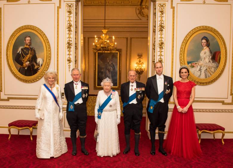 De derecha a izquierda: Camila de Cornualles; su esposo, Carlos, heredero al trono; la reina Isabel II; su esposo, el consorte Felipe; el nieto de la reina, Guillermo, y su esposa, Catalina. FOTOS Getty Images