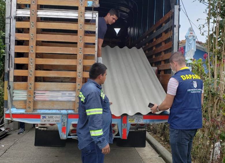 389 tejas fueron entregadas para los hogares afectados por la emergencia en Santa Bárbara. FOTO CORTESÍA GOBERNACIÓN DE ANTIOQUIA