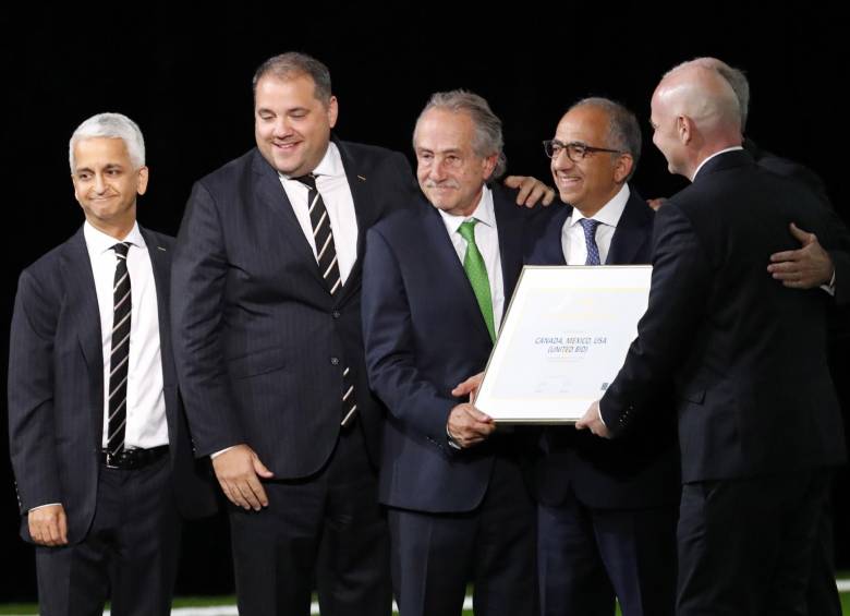 El miembro del Consejo de la FIFA Sunil Gulati, el presidente de CONCACAF Victor Montagliani, Decio de Maria, el presidente de la Federación Mexicana de Fútbol, ​​Carlos Cordeiro, presidente de la Federación de Fútbol de Estados Unidos, Steven Reed, presidente de la Asociación Canadiense de Fútbol y Gianni Infantino.