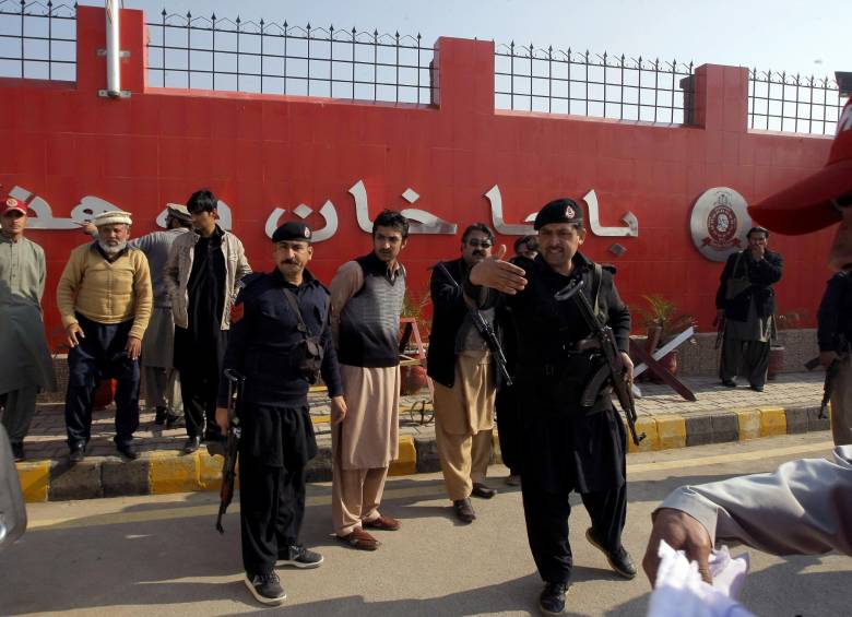 Los militares paquistaníes aseguraron que ya tomaron control de la zona y se realiza un recorrido por el campus de la universidad Bacha Khan. FOTO AP