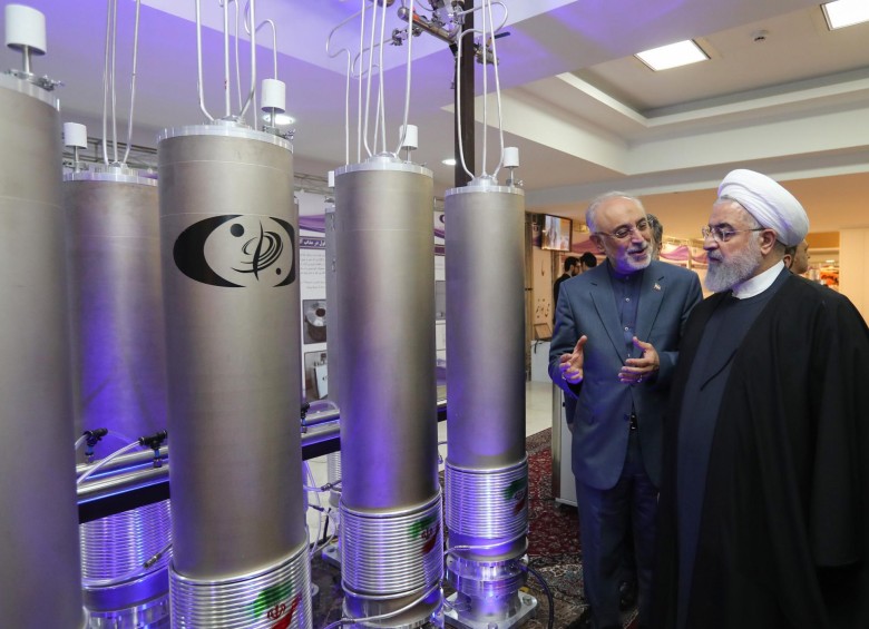 El presidente Hasan Rohaní (derecha), junto al encargado de tecnología nuclear de su gobierno, Ali Akbar, en depósitos para insumos de armas. No se ha comprobado su actividad nuclear. FOTO afp
