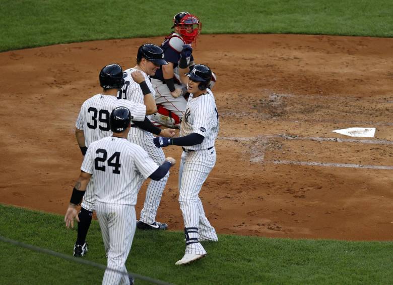 El festejo de Urshela con sus compañeros. FOTO EFE